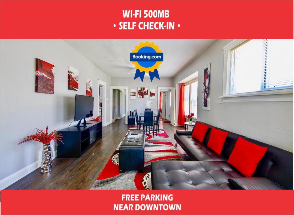The Ladybug Lounge - Cozy Spacious Home Near Downtown With Parking, 500MB Wifi & Self Check In