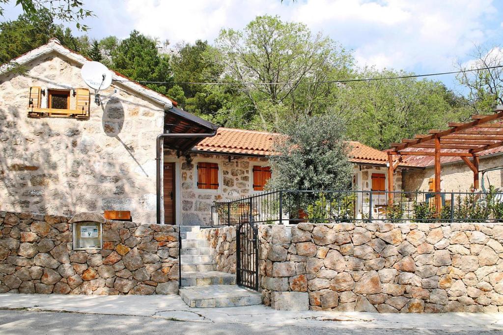 Holiday house Jucinovi Dvori, Starigrad Paklenica with pool