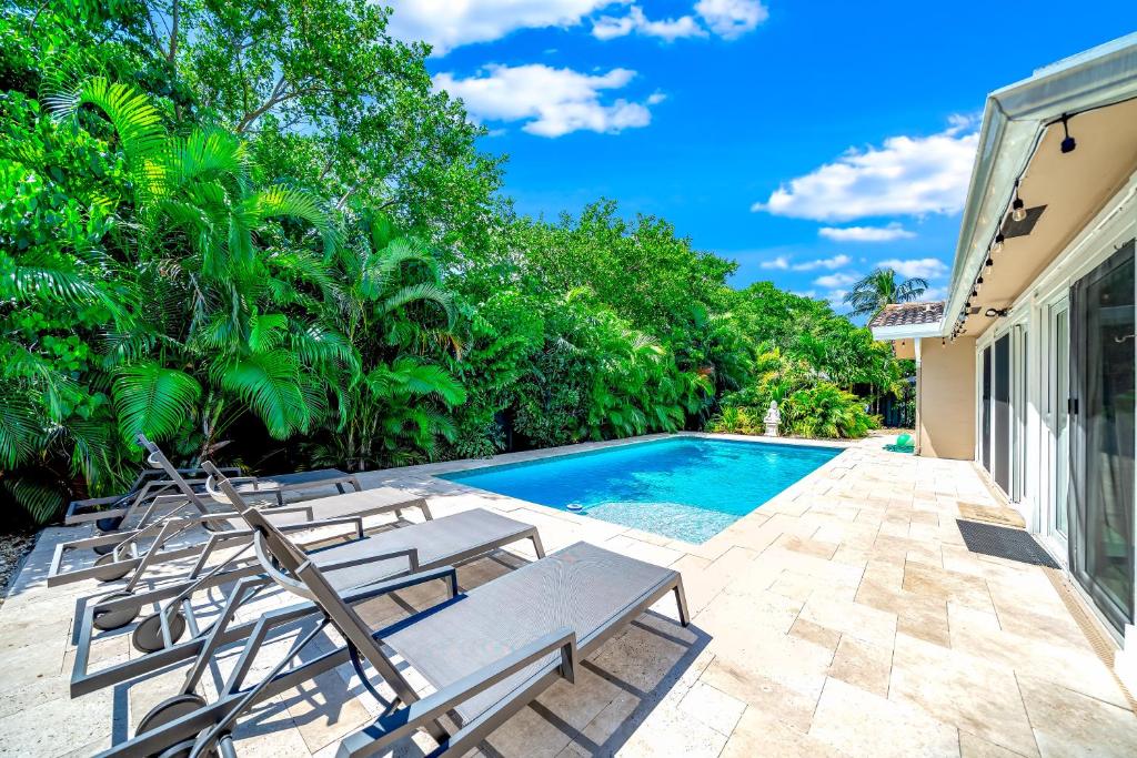 Paradise (Pool, Beach & Billiards)