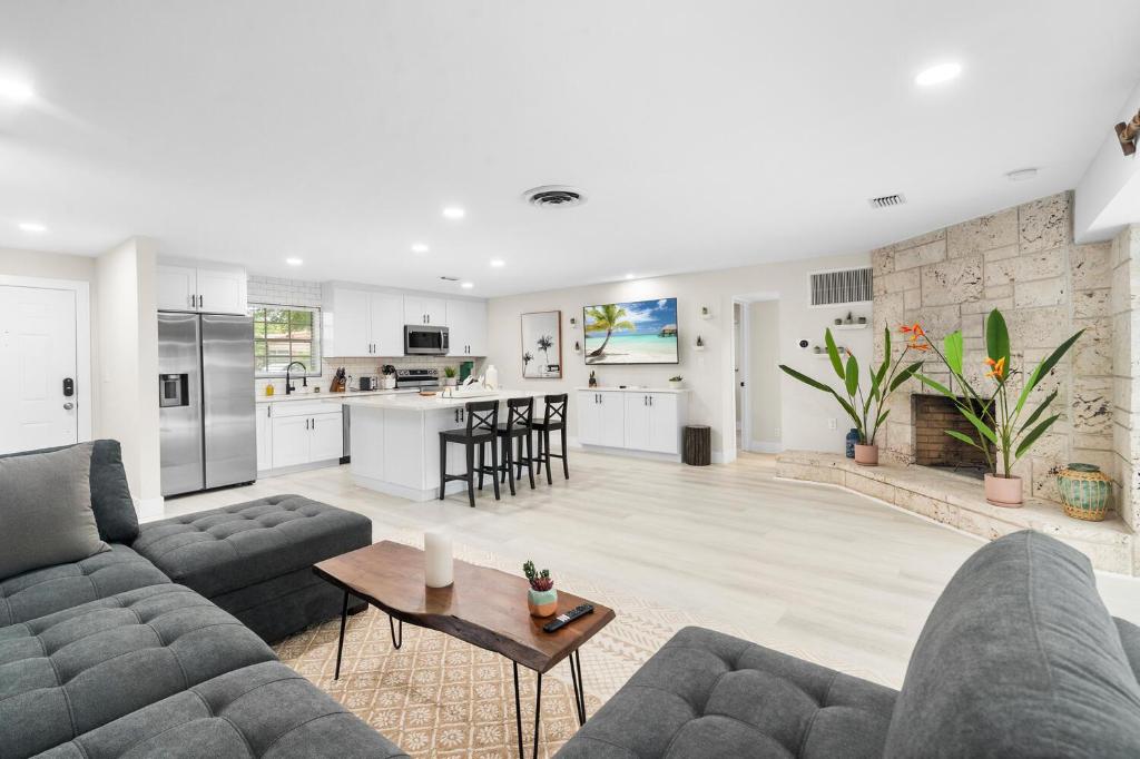 Modern Renovated Oasis With Pool Near The Beach