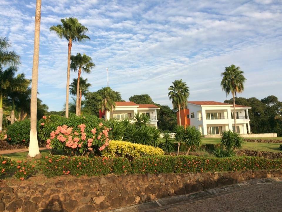 Playa Limoncito Hills Fraccionamiento Vacacional Villas de 2 & 3 Recamaras con Alberca Privada o Alberca Compartida