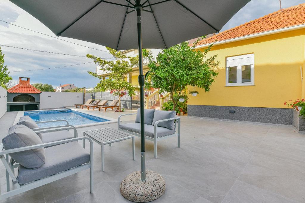 Holiday homEna with a heated pool