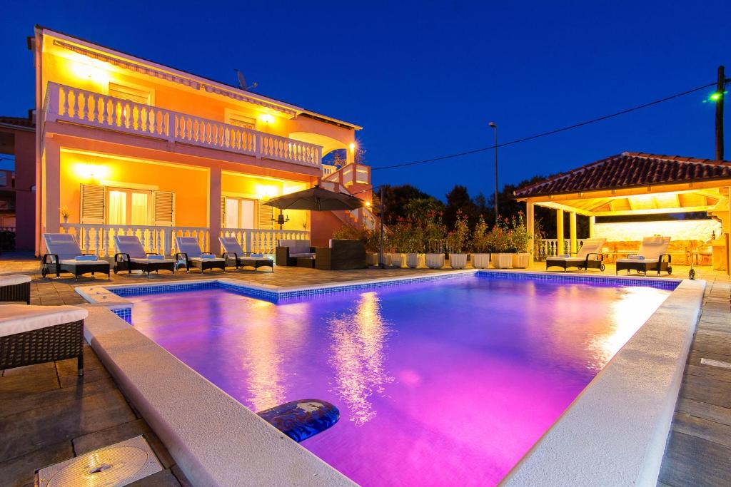 Family Friendly Pool House Ana