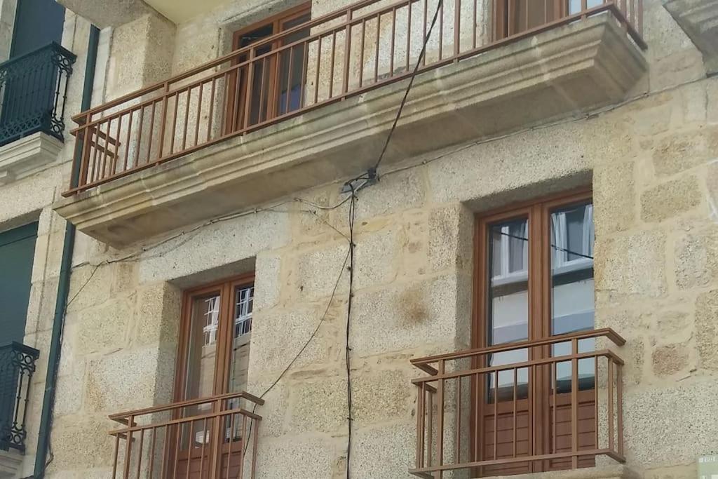 Casa de piedra céntrica.