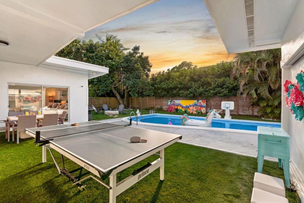 Luxe Miami Villa Heated Pool Fire Pit