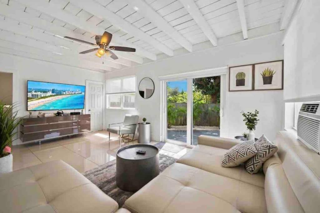 Amazing 3 Bed House with Gameroom and Fun Backyard