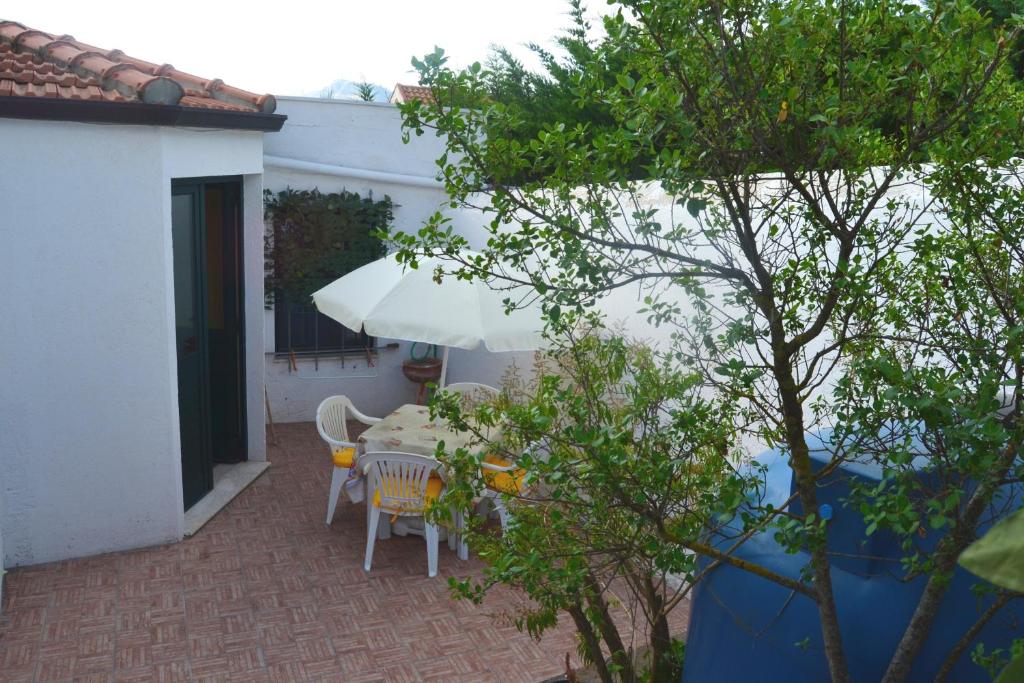 2 bedrooms house with enclosed garden and wifi at Enna