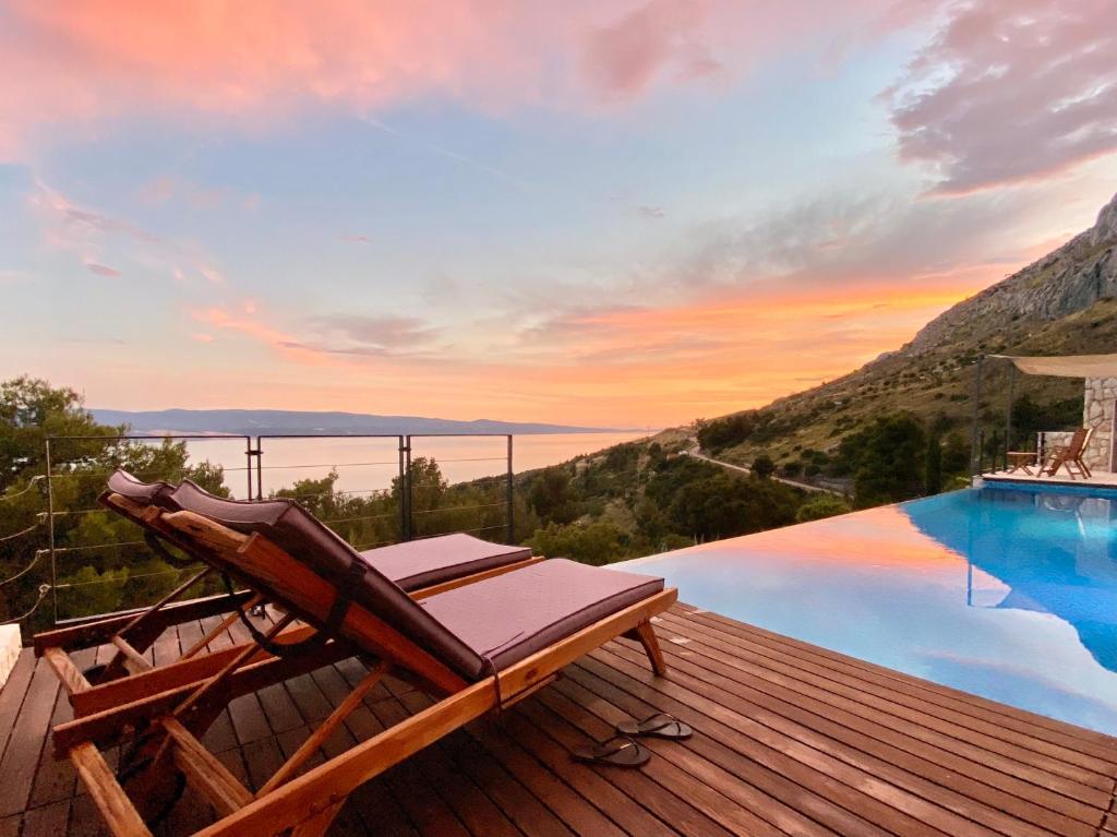 Villa FORTE with breathtaking panoramic view and heated infinity pool - up to 8 guests