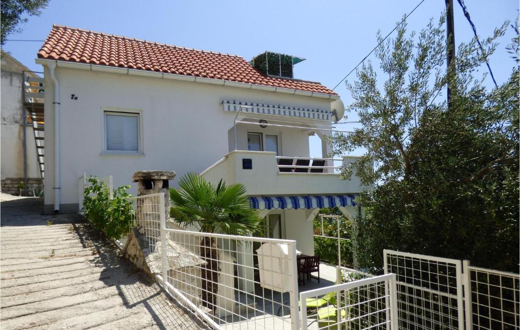 Awesome Home In Mimice With 3 Bedrooms, Jacuzzi And Wifi