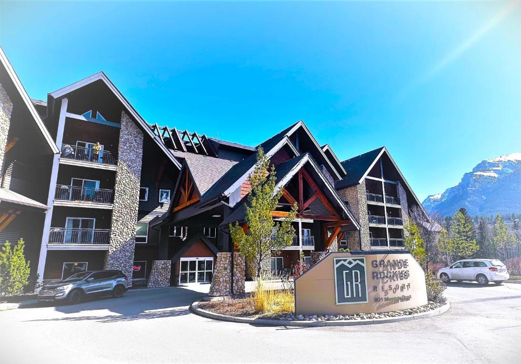 Luxury Two Queen Beds Condo - Grande Rockies Resort Indoor Parking Pool Hot tub GYM