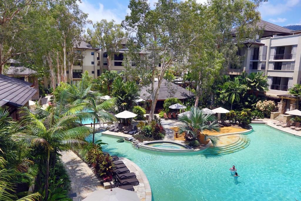 'Hibiscus Haven' Resort-style Chic by the Beach