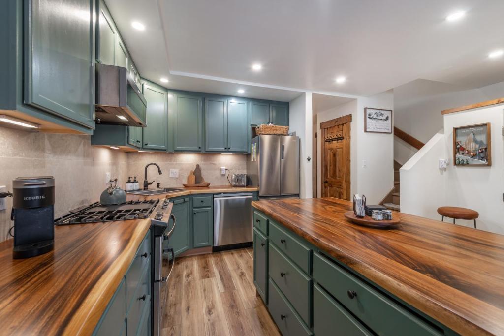 Northstar Village Condo Walk to Lifts 5 Beds & More 2 Full Bathrooms
