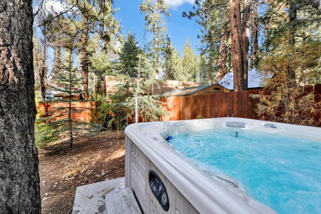 Bear Paw Cottage~ Hot Tub~ Resort Base Camp Cottage~