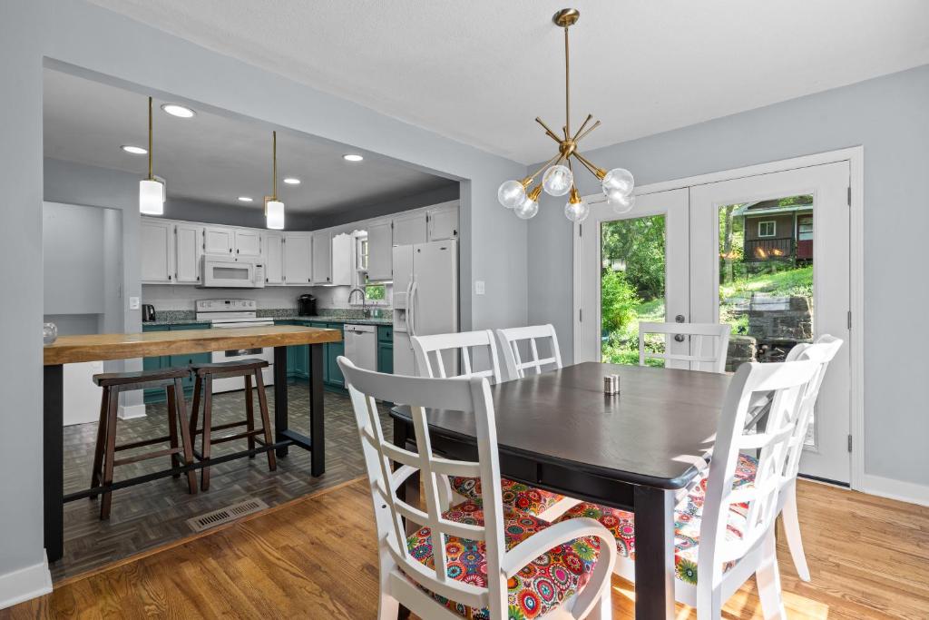 2 King Beds, Huge Backyard, Full Master Suite with Mini Kitchen MLS1467