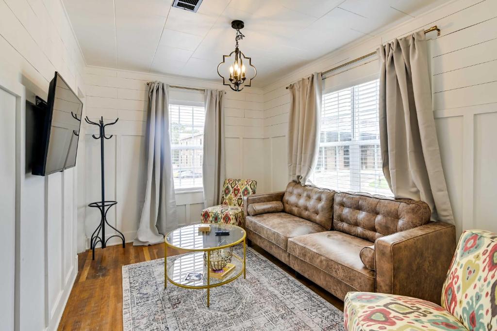 Cozy Starkville Apartment Walk to Main Street!