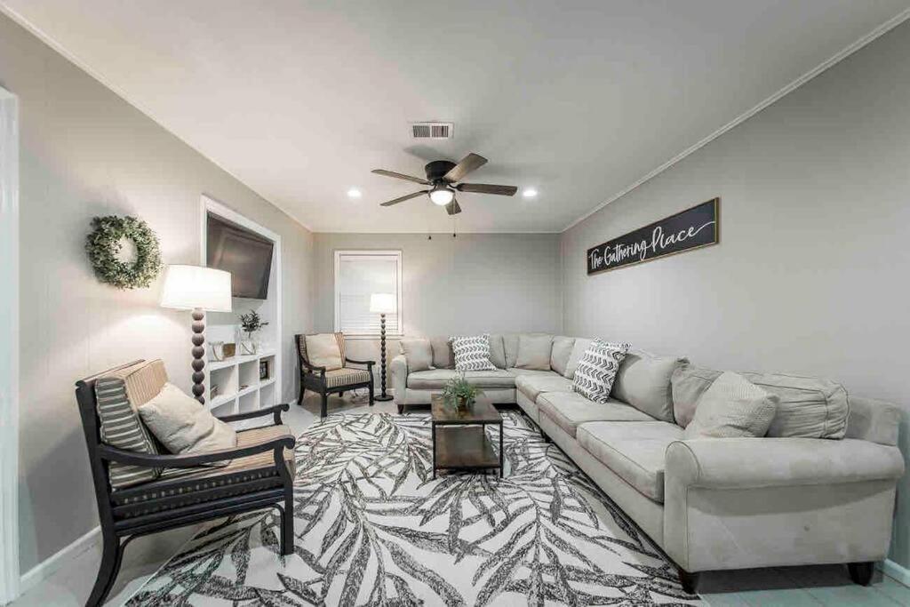 Spacious 3 Bedroom, 2 living room. Walk to Lakeside Park and Fishing