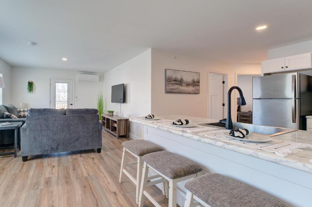 Nature Immersion Tranquil 2-BR Gem Auburn, ME, 2BD, 1BA with Free Parking & WiFi