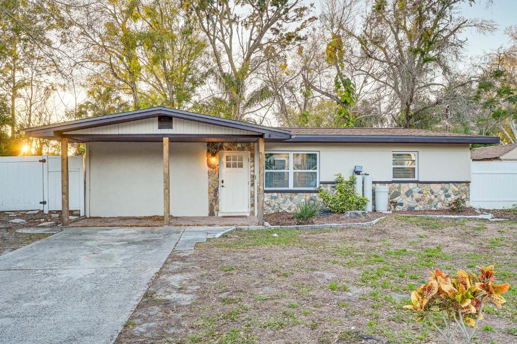 Idyllic Oldsmar Vacation Rental 1 Mi to Beach!