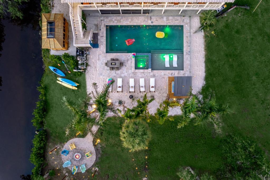 No 1 Largest Tampa Private Compound, 11BR Sleeps 40