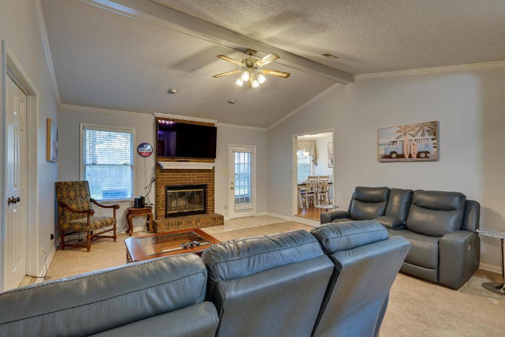 Lovely Decatur Home with Yard about 6 Mi to Town!