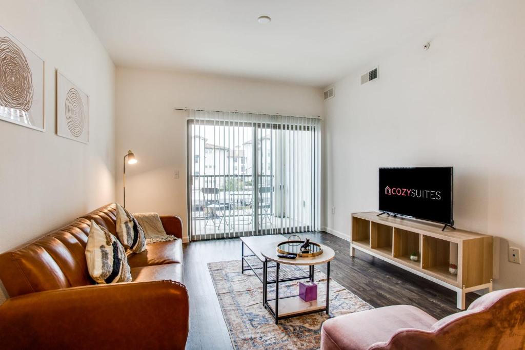 Astonishing CozySuites on I-35 w pool&parking #10