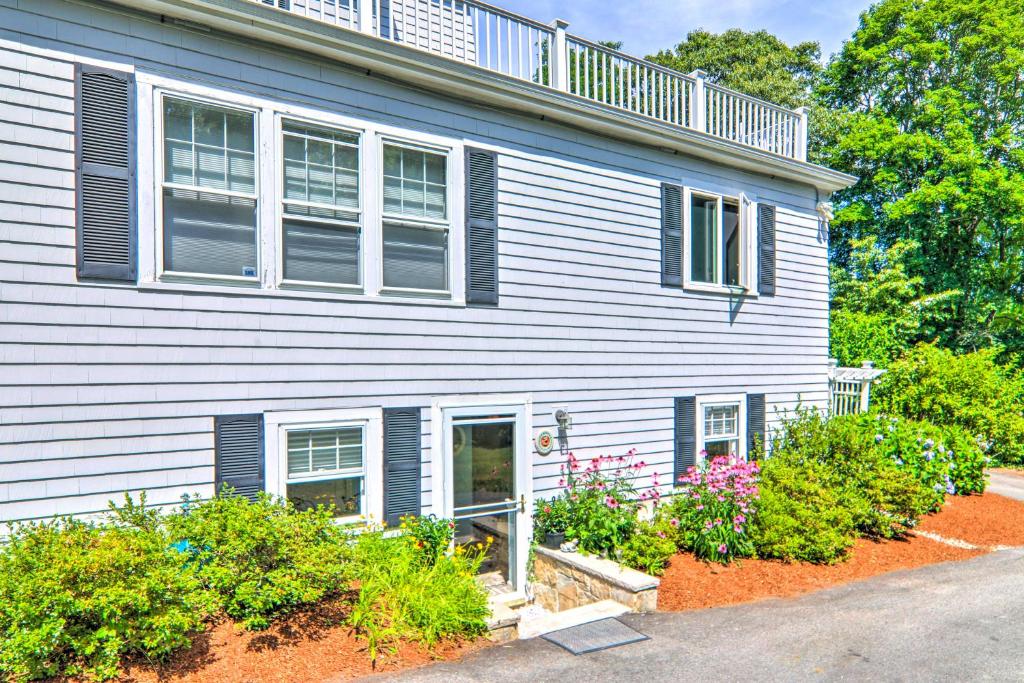 Quaint Cape Cod Apartment - 2 Mi to Monument Beach
