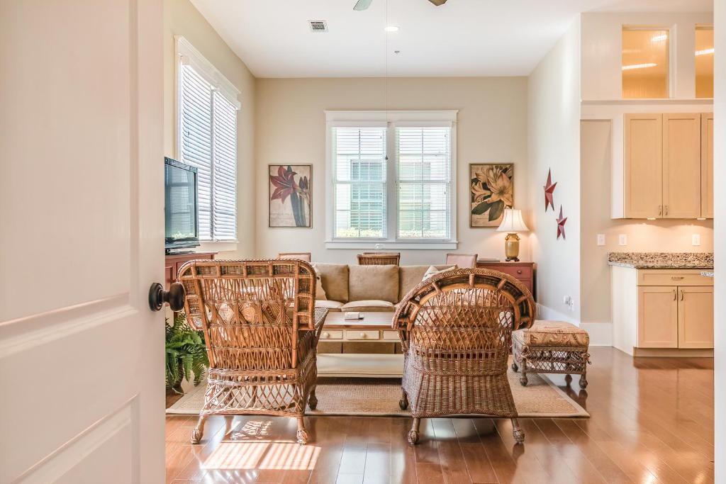 New Listing! Habersham Flat - Sleeps 4 Walking Distance to Pool and Market St