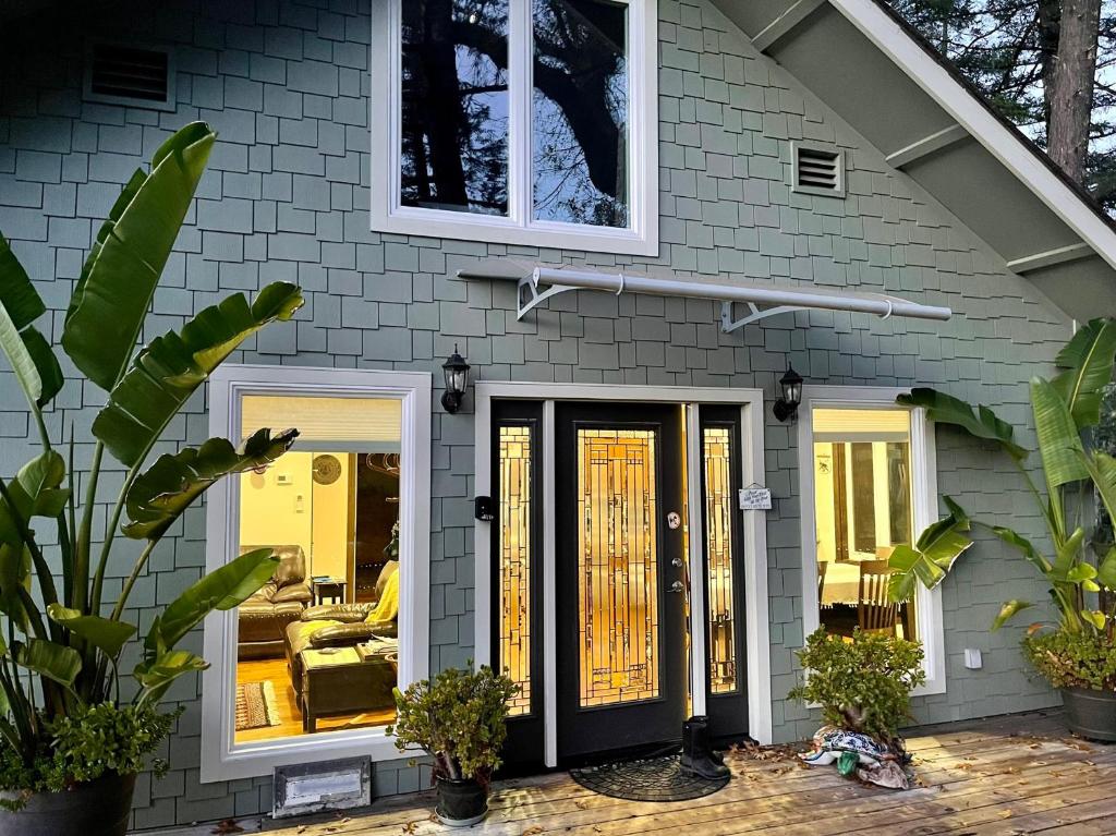 Avenue of the Giants River View Home (#1)