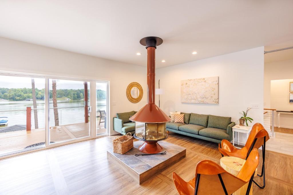 OJoy Cove - Charming Waterfront Retreat home