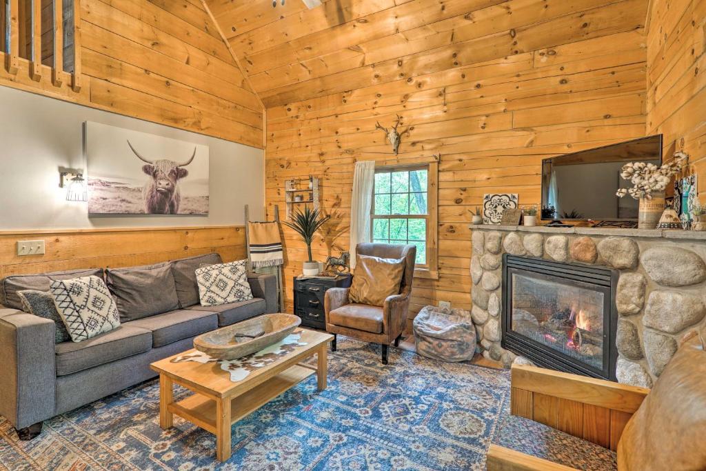 Cozy Retreat with Porch and Double JJ Resort Access!