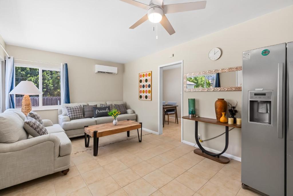 Remodeled 2-bedroom house with WiFi, AC with Modern Comforts
