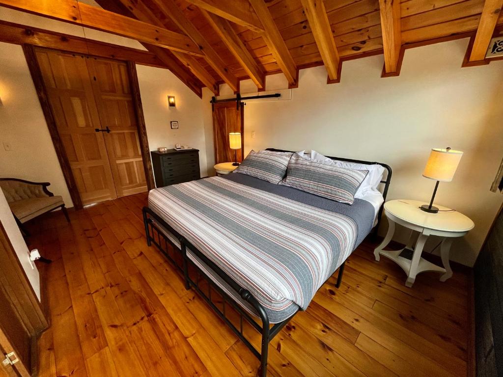 Don Quixote Lakefront log cabin