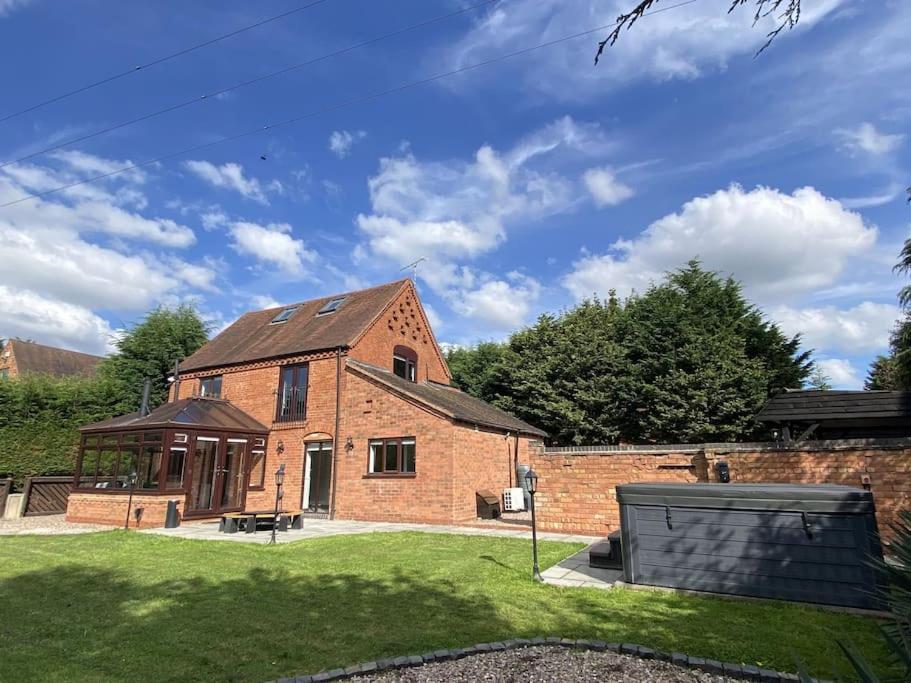 The Coach House by Phoenix Premises - Hot Tub Fire Pit BBQ Log Burner Bar Games Room
