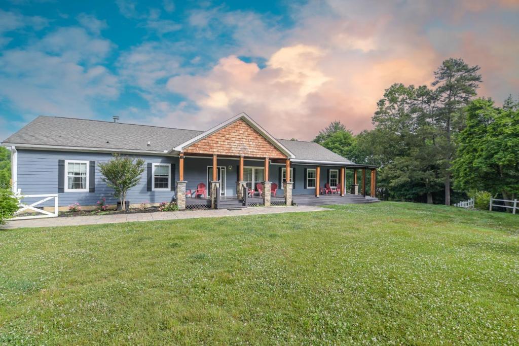 Riverside Ranch by AvantStay Mins to Downtown