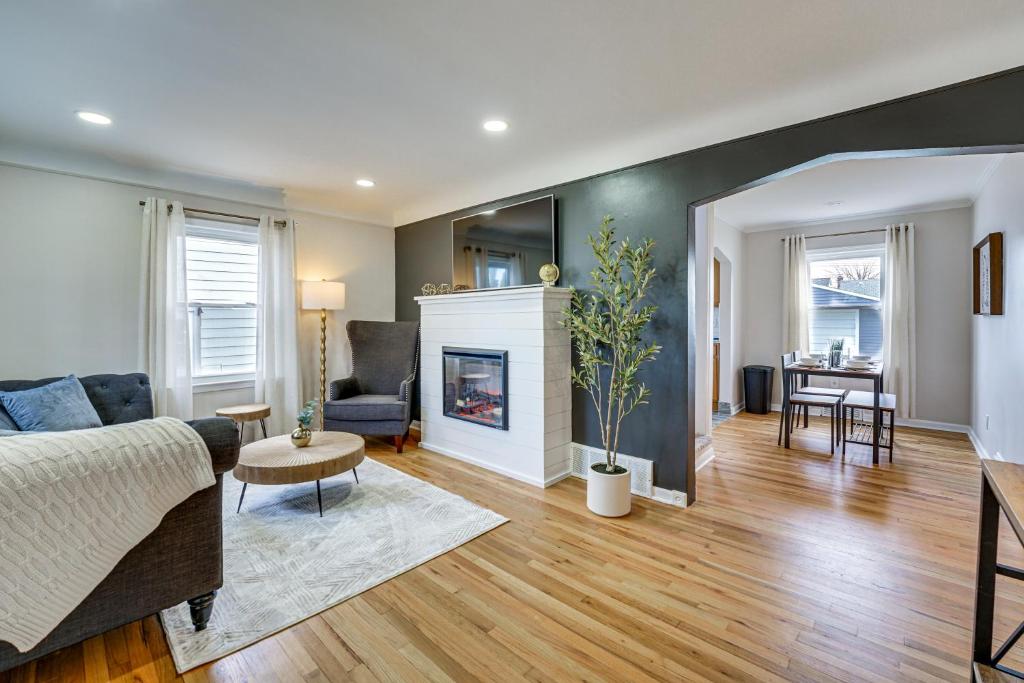 Convenient Berkley Home with Yard 18 Mi to Detroit!