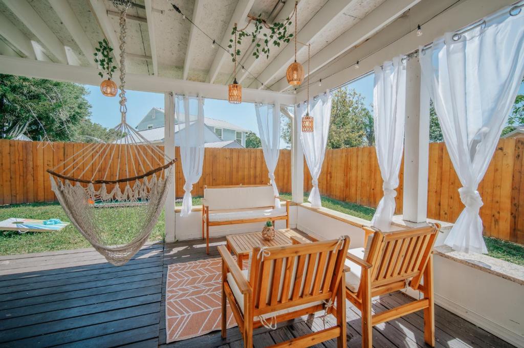 Perfect Getaway-Beautiful fenced backyard!