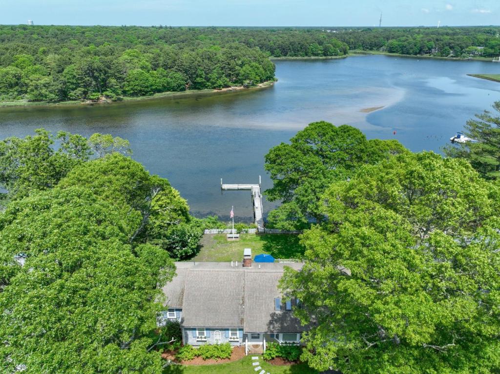 Waterfront Incredible Views and Private Dock