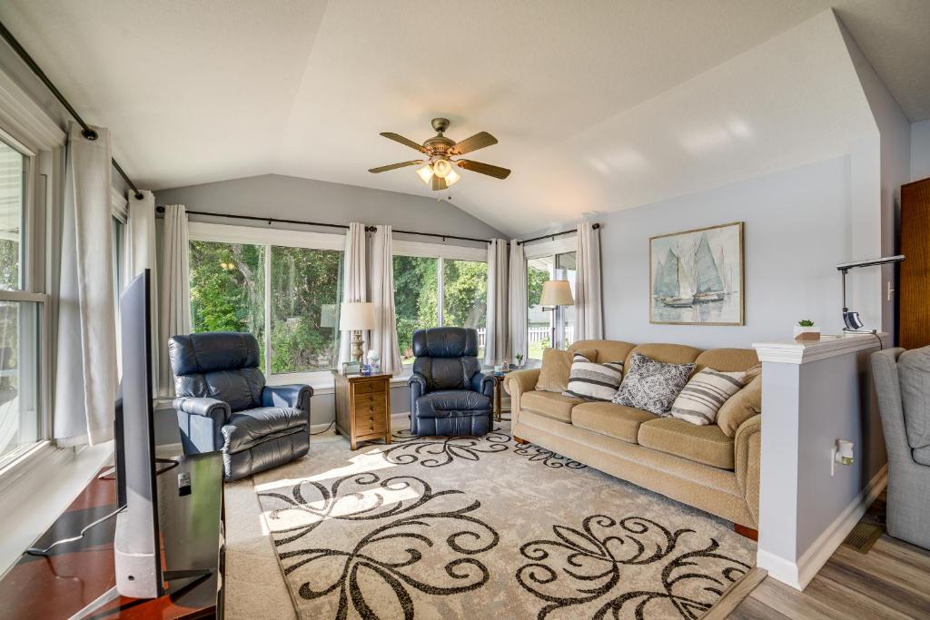 Quaint Olivet Cabin with Patio on Duck Lake!